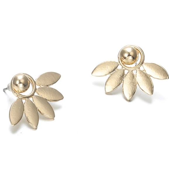 🍁 BOHO Flower Stud Earrings Gold Tone Leaf Shape - Picture 2 of 10
